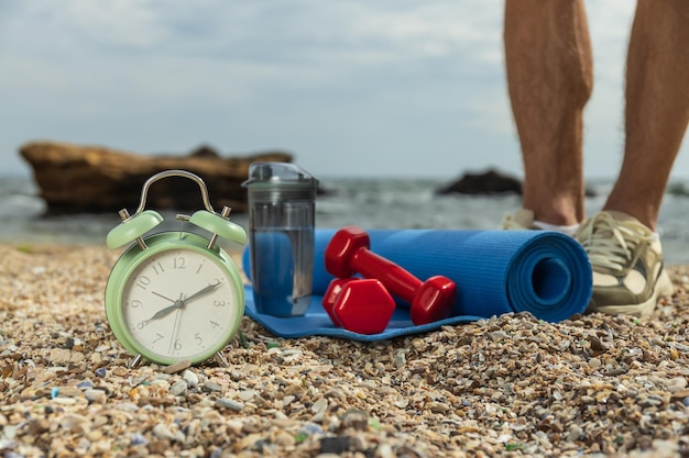 Un orologio da ginnastica su una persona sfoggia accessori sulla spiaggia