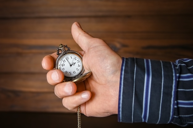 Un orologio da tasca nelle mani di un uomo