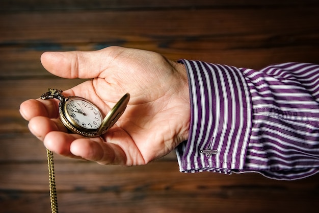 Un orologio da tasca nelle mani di un uomo