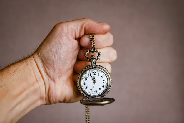 Un orologio da tasca nelle mani di un uomo