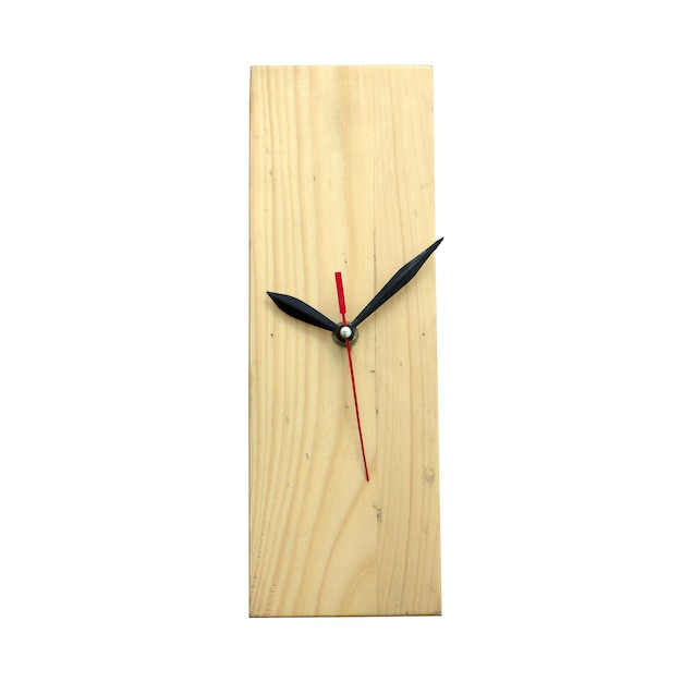 Un orologio di legno con le lancette che mostrano l'ora come 12 : 00.