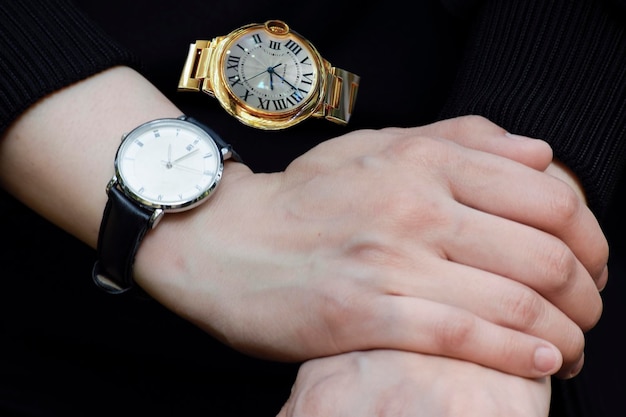 Un orologio di lusso è posto nel braccio