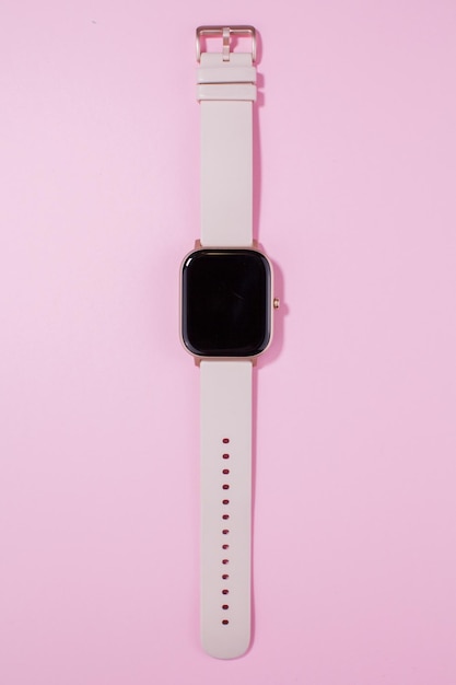 Un orologio intelligente da donna su sfondo rosa