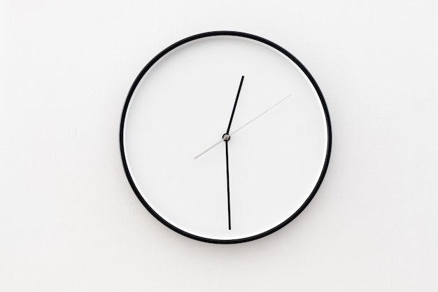 Un orologio minimalista appeso al muro