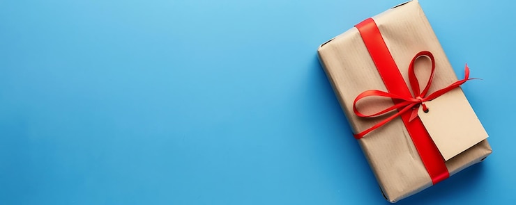 Foto un pacchetto di batterie rosse si trova su un tavolo blu