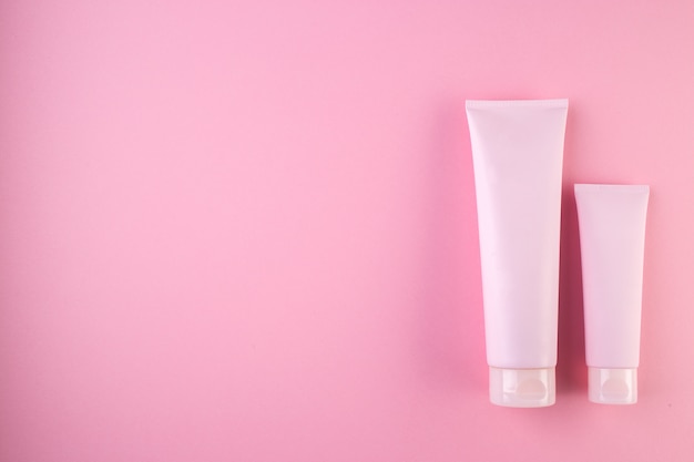 Un pacchetto di due tubi cosmetici sul rosa pastello