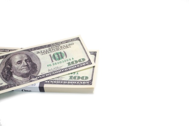 Un pacco di dollari isolato su sfondo bianco.
