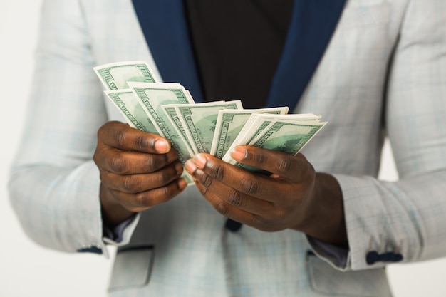 Un pacco di dollari nelle mani di un uomo africano