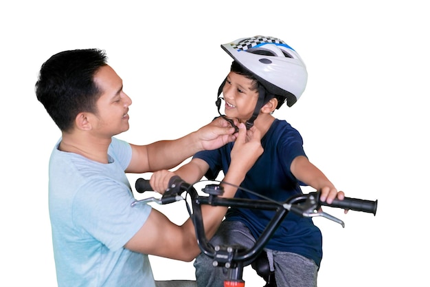 Un padre attacca un casco a suo figlio in studio