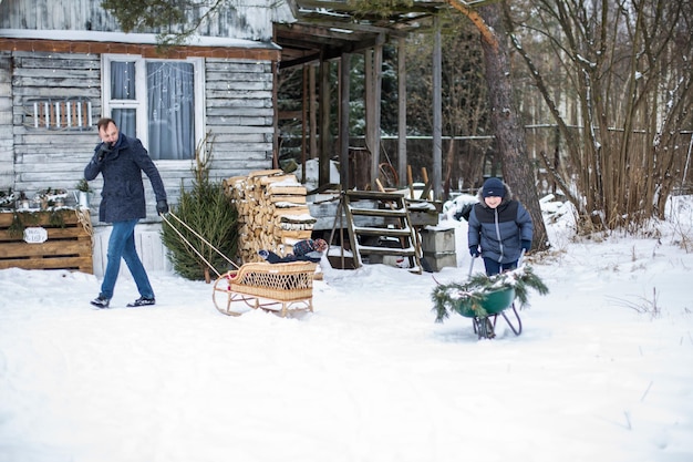 Un padre porta suo figlio a fare un giro nel bosco in inverno