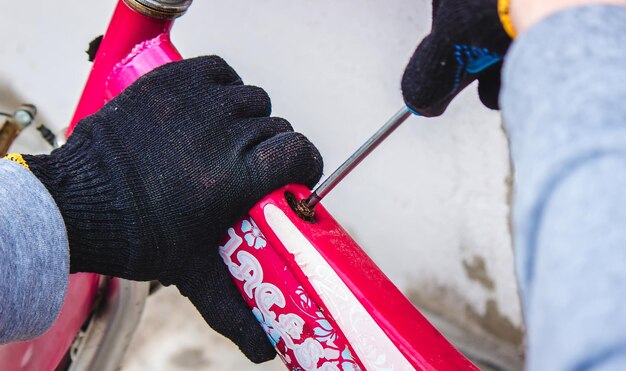 Un padre ripara la messa a fuoco selettiva della bici di sua figlia