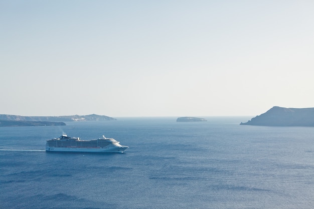 Un paesaggio con vista sul mare. Fodera di crociera al mare vicino all&#39;isola di Santorini, in Grecia