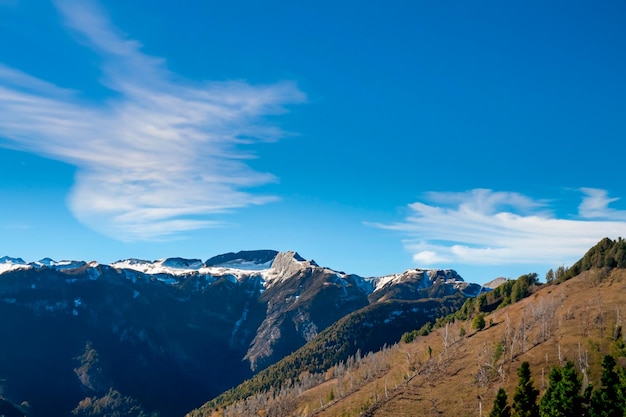 Un paesaggio di cielo blu tra le montagne