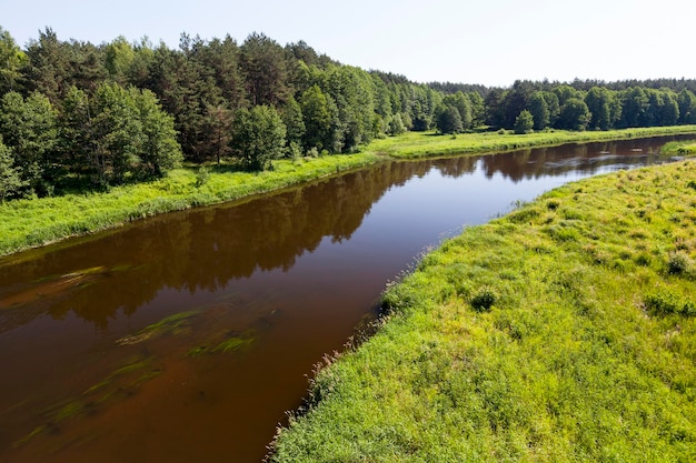 Un paesaggio estivo con fiume