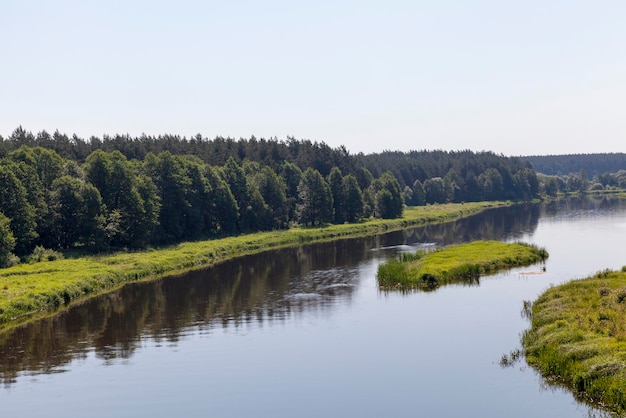 Un paesaggio estivo con fiume