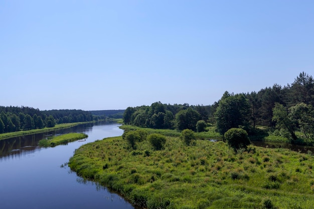 Un paesaggio estivo con fiume