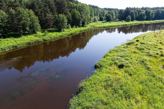 Un paesaggio estivo con fiume