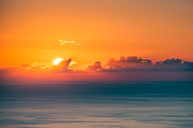 Un paesaggio marino magico con colori vivaci