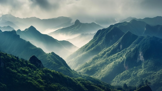 Un paesaggio montano con verdi colline e nebbia sullo sfondo.