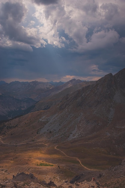 Un paesaggio pittoresco dal Sommet de Tronchet nella valle di Queyras nelle Alpi Hautes-Alpes Francia