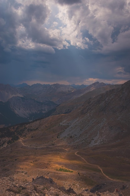 Un paesaggio pittoresco dal Sommet de Tronchet nella valle di Queyras nelle Alpi Hautes-Alpes Francia