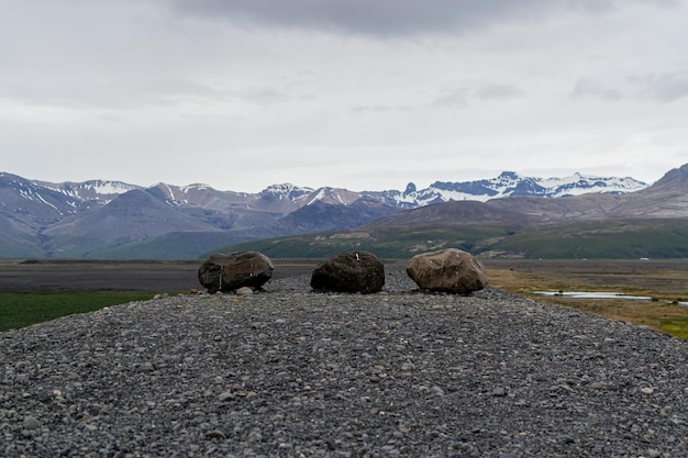 Un paesaggio roccioso con le montagne sullo sfondo.