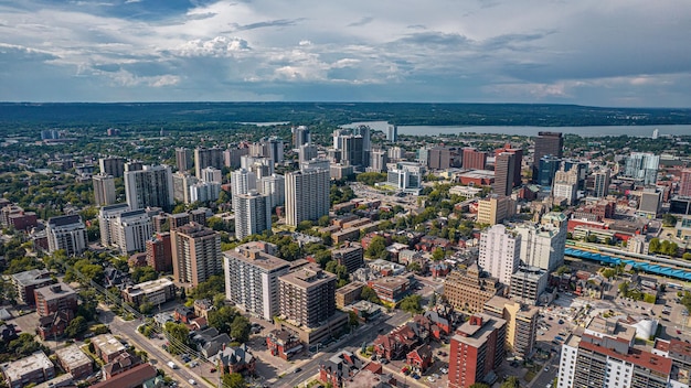 Un paesaggio urbano aereo di Hamilton, Ontario