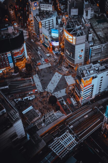 Un paesaggio urbano con molte persone ed edifici sullo sfondo