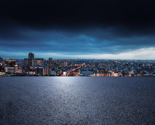 Un paesaggio urbano con un cielo scuro e un lampione che dice