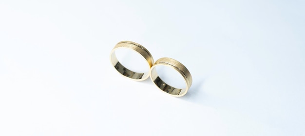 Un paio di anelli d'oro con uno sfondo bianco