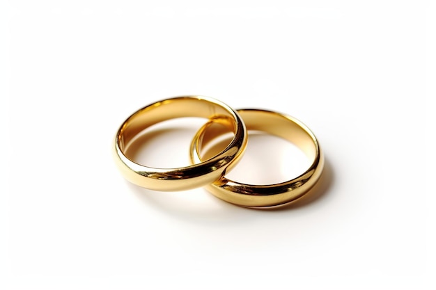 Un paio di anelli d'oro sono su uno sfondo bianco.