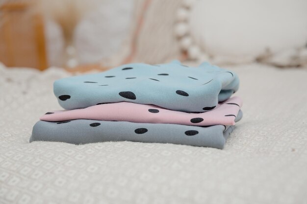 Un paio di calzini per bambini su un letto.