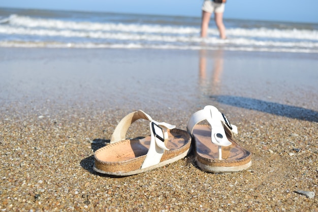 Un paio di ciabatte in spiaggia