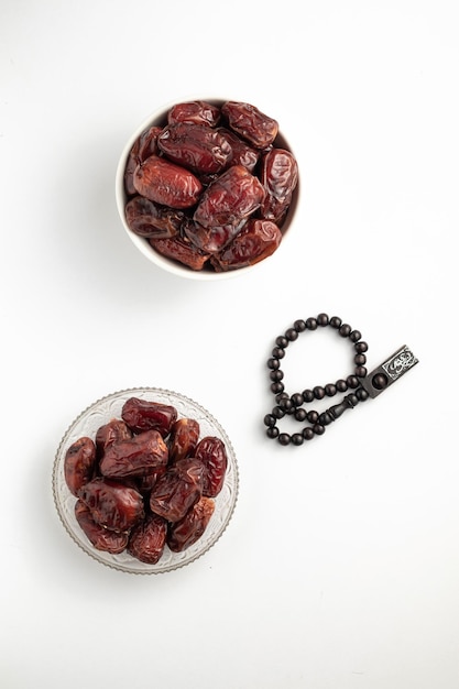 Un paio di date sono su un tavolo con una collana e una collana