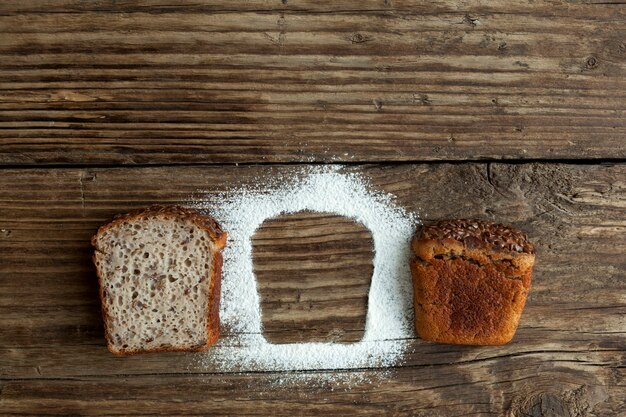 Un paio di fette di pane di grano saraceno, cucinate in casa da semole verdi biologiche