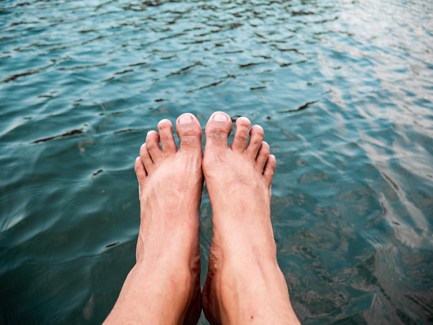 un paio di gambe sopra l'acqua di mare