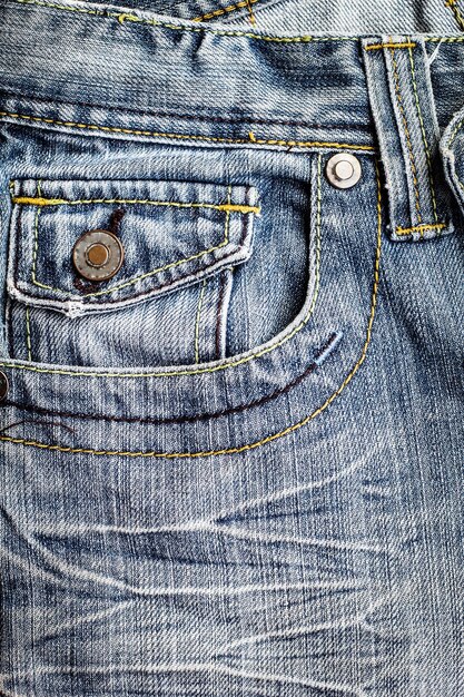 Un paio di jeans blu con un bottone sulla tasca frontale