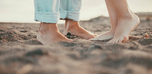 Un paio di piedi che si baciano e un concetto amorevole Attività per il tempo libero all'aperto Relazione ragazzo e ragazza in estate in spiaggia Persone che si godono la sabbia e la natura Uomo e donna a piedi nudi irriconoscibile Romanticismo