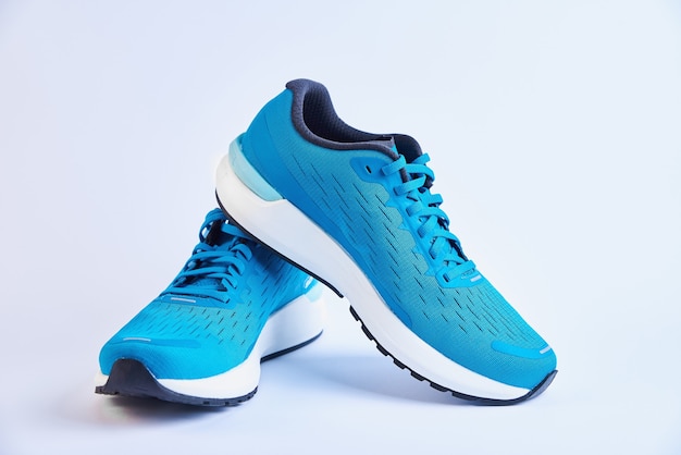 Un paio di scarpe da ginnastica blu su sfondo bianco isolato