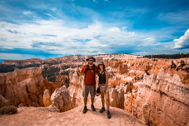 Un paio di trekking sul Queens Garden Trail nel Parco nazionale di Bryce, Utah. stati Uniti