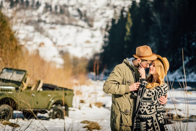 Un paio di viaggiatori sono arrivati in macchina per una vacanza in montagna.