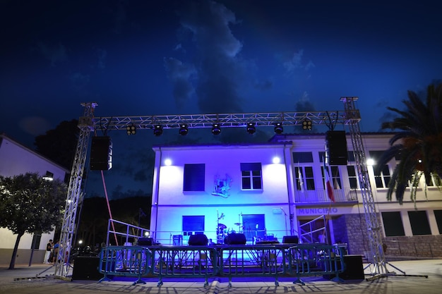 Un palco con una luce blu che dice "la parola live".