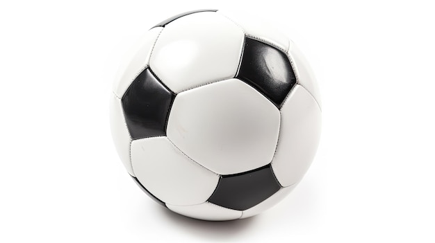 Un pallone da calcio bianco e nero con strisce bianche e bordi neri