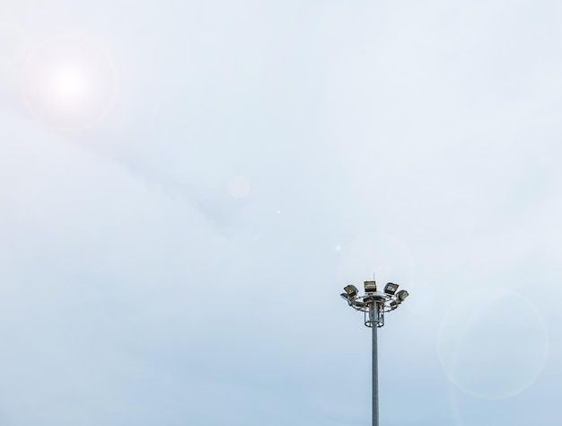 Un palo del faretto Alto con molte lampadine cielo sereno