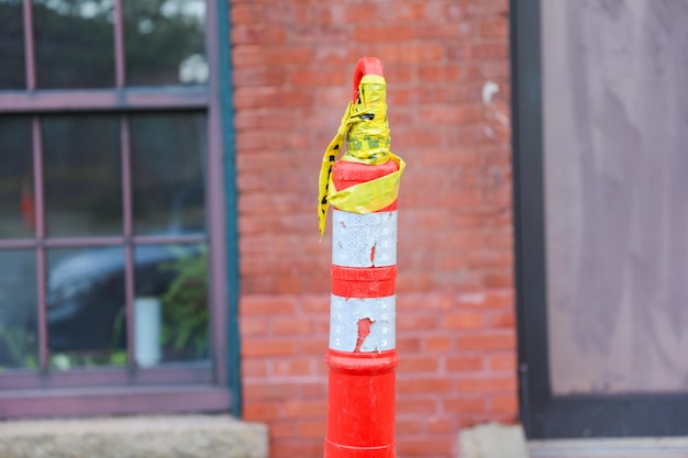 Un palo rosso e giallo con un berretto giallo e rosso.