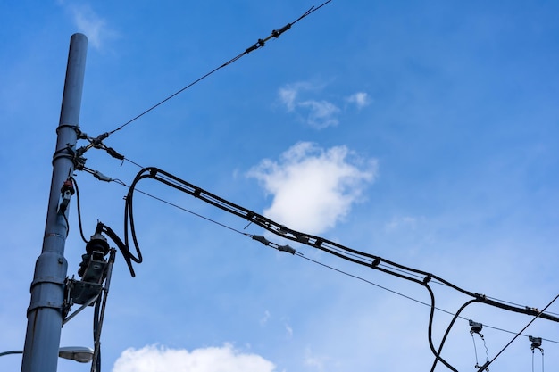 Un palo telefonico con cavi e un edificio sullo sfondo