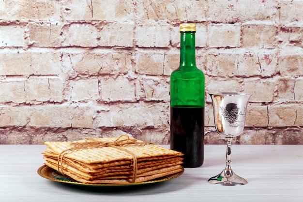 Un pane ebreo di Matzah con vino. Concetto di vacanza di Pasqua