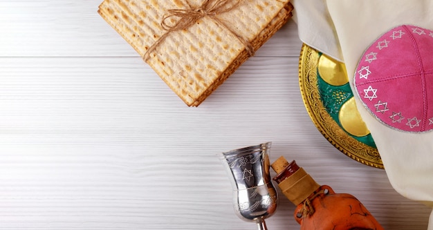 Un pane ebreo di Matzah con vino. Concetto di vacanza di Pasqua