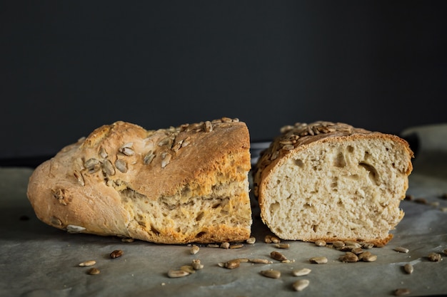 Un pane fatto in casa tagliato a metà