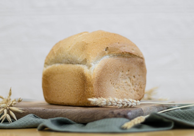 Un pane tondo bianco con fibra di grano sul tavolo